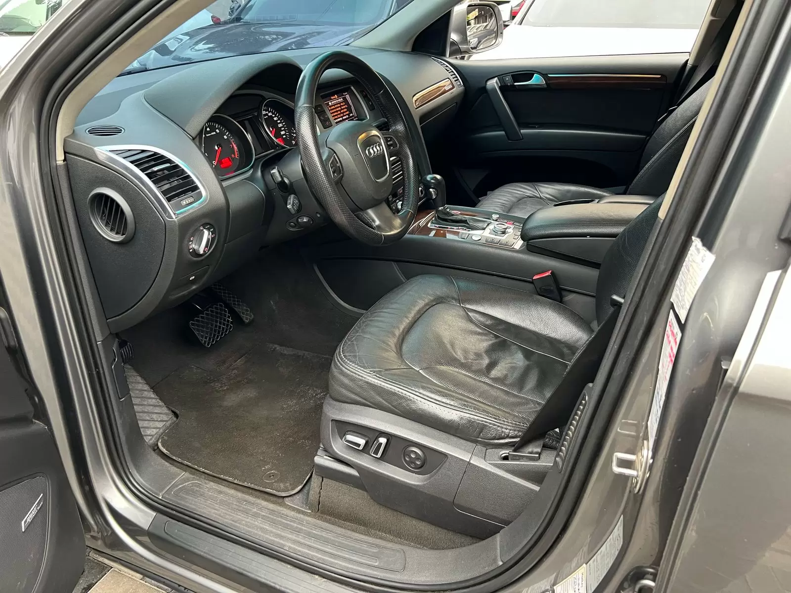 Audi Q7 Quattro TDI 2011 - SUV de lujo y potencia - Imagen 8