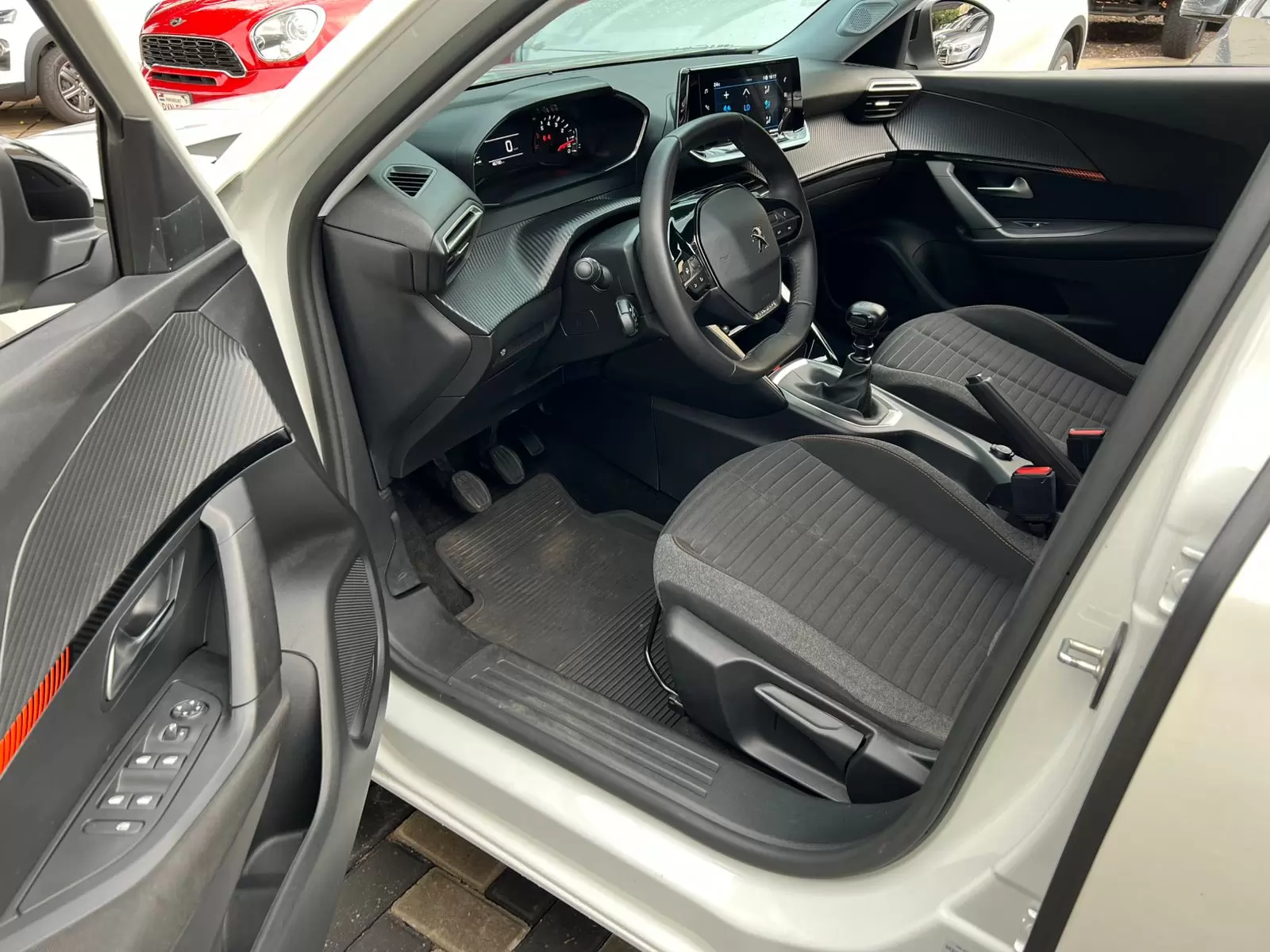 Peugeot 2008 Active 2023 en Globalmotors: SUV dinámico y moderno. - Imagen 8