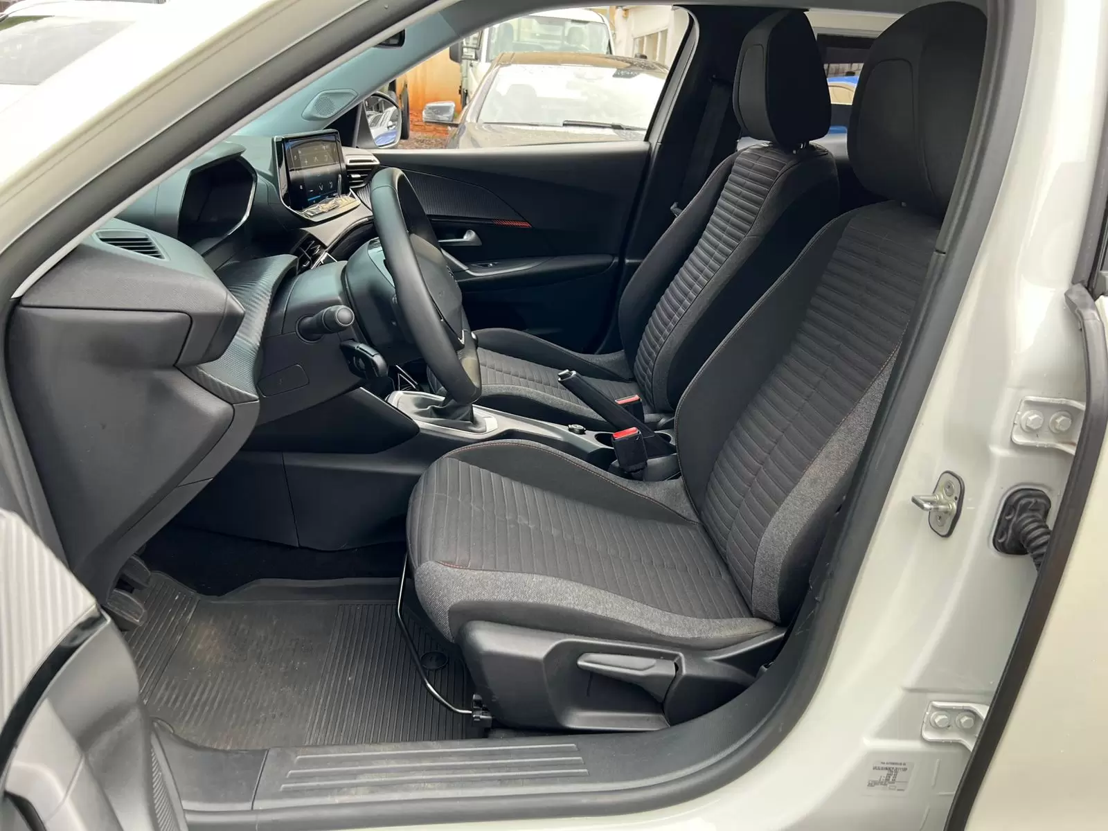 Peugeot 2008 Active 2023 en Globalmotors: SUV dinámico y moderno. - Imagen 9