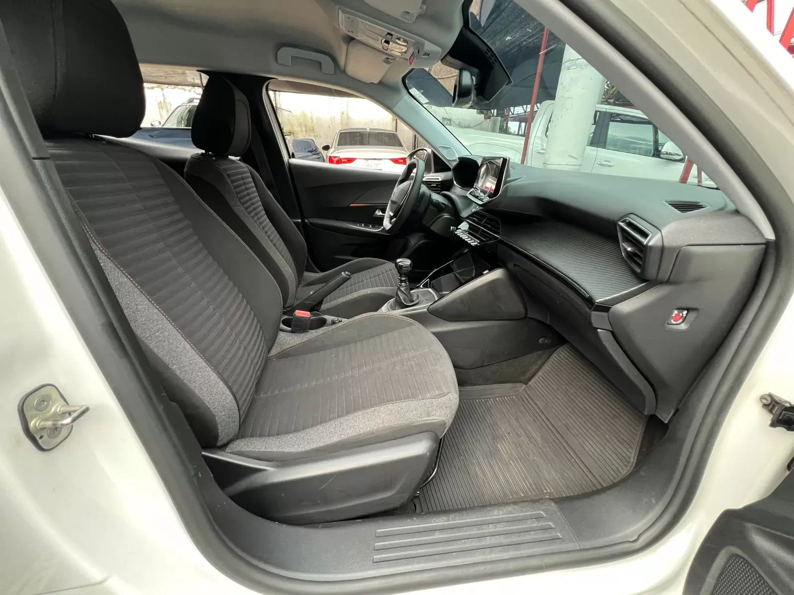 Peugeot 2008 Active 2023 en Globalmotors: SUV dinámico y moderno. - Imagen 11