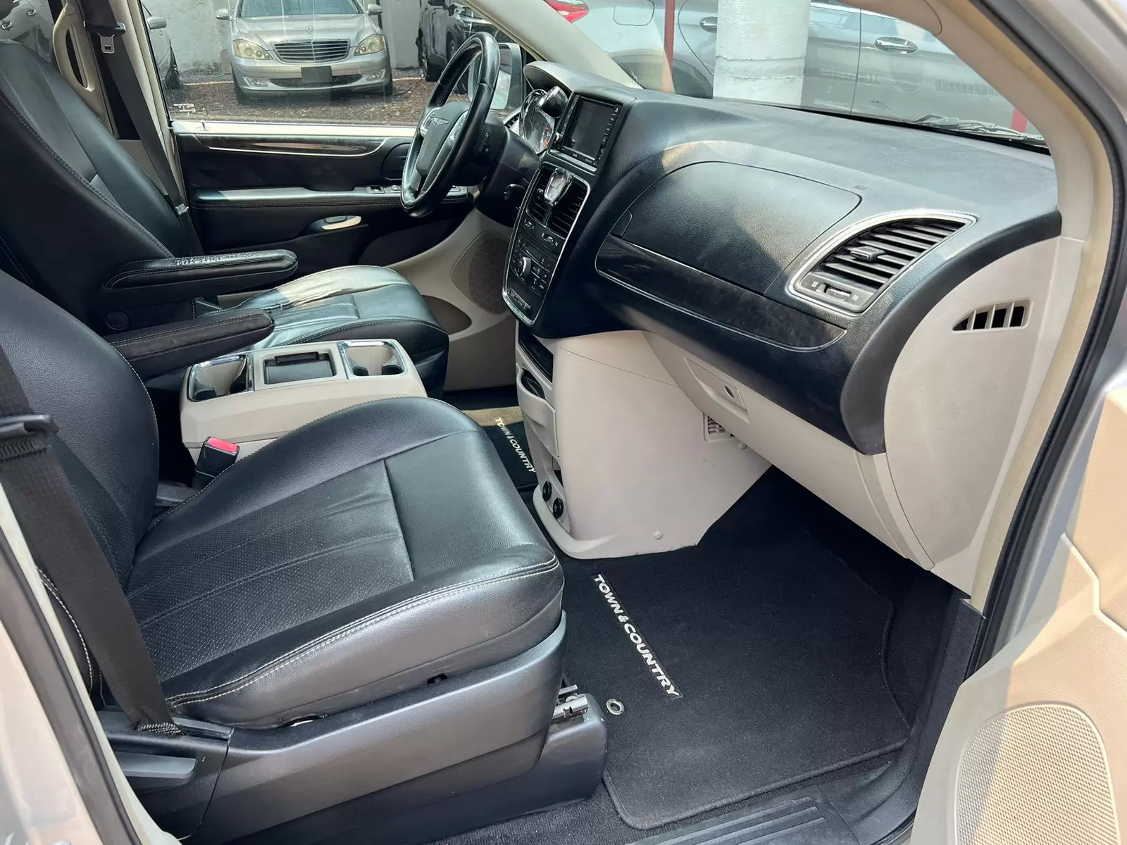 Chrysler Minivan Town & Country Full 2012 en Globalmotors (Asunción) - Imagen 11
