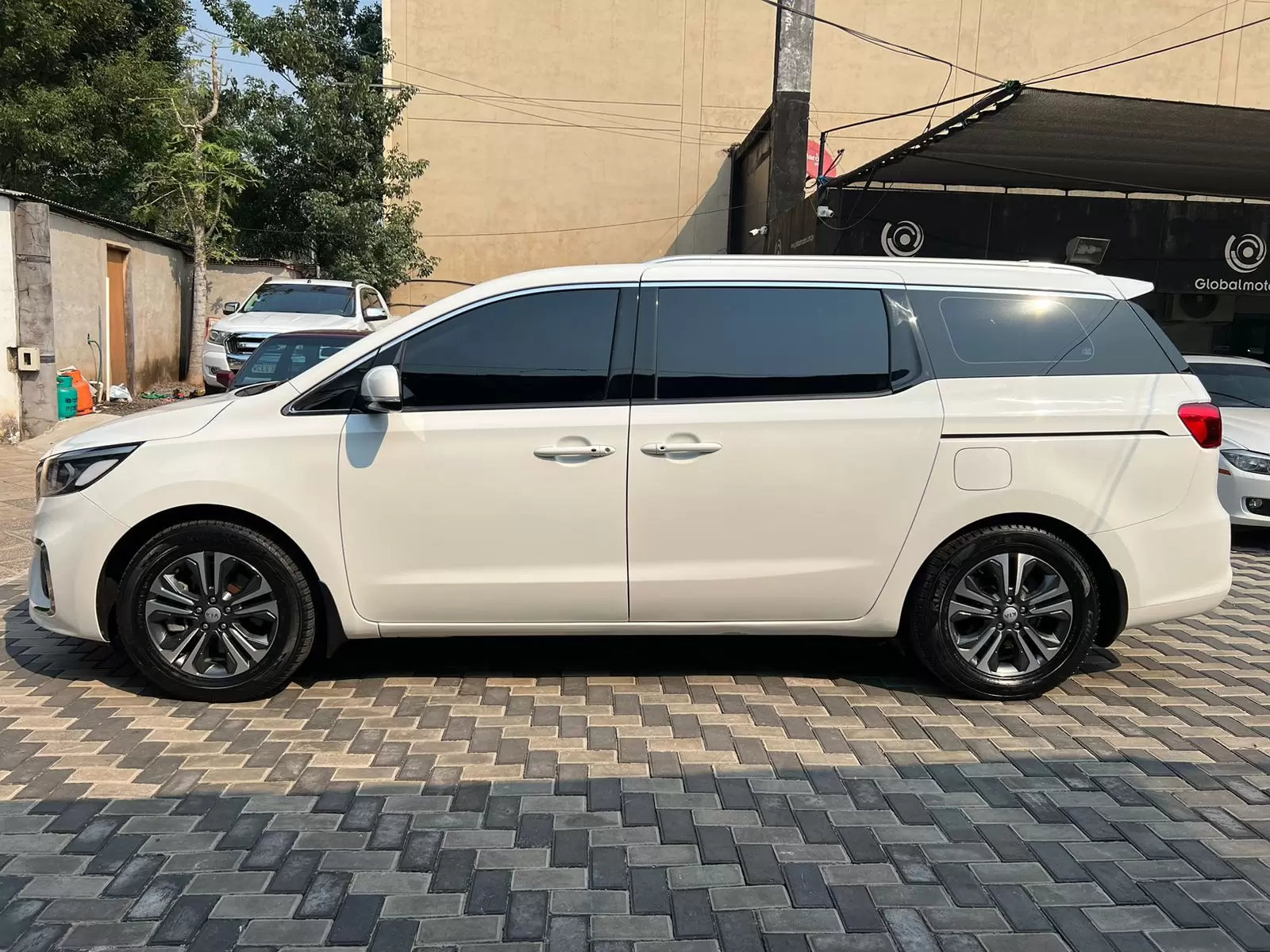 Kia Grand Carnival Limited 2021 en Globalmotors: Espaciosa y elegante minivan. - Imagen 4