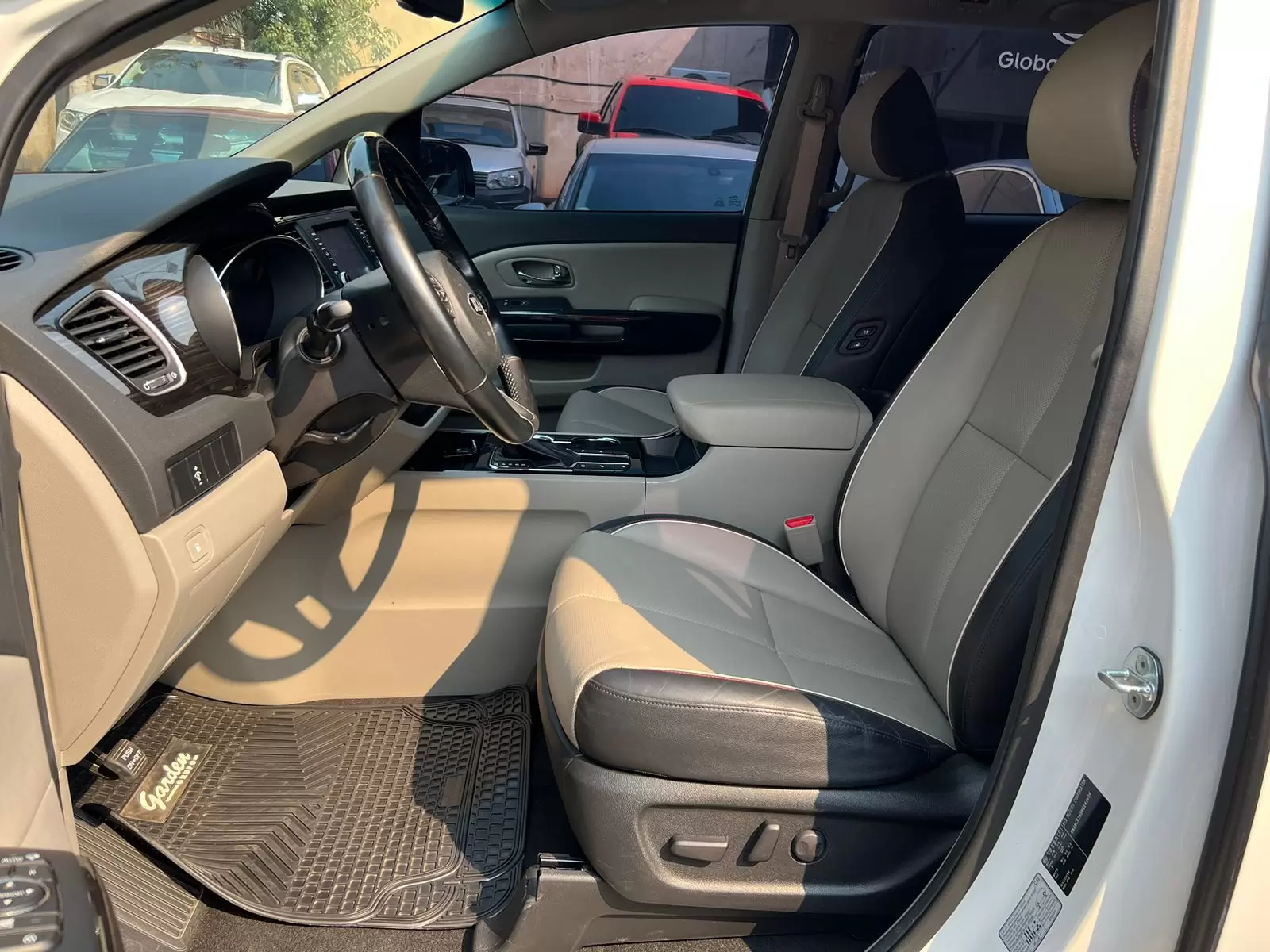 Kia Grand Carnival Limited 2021 en Globalmotors: Espaciosa y elegante minivan. - Imagen 9