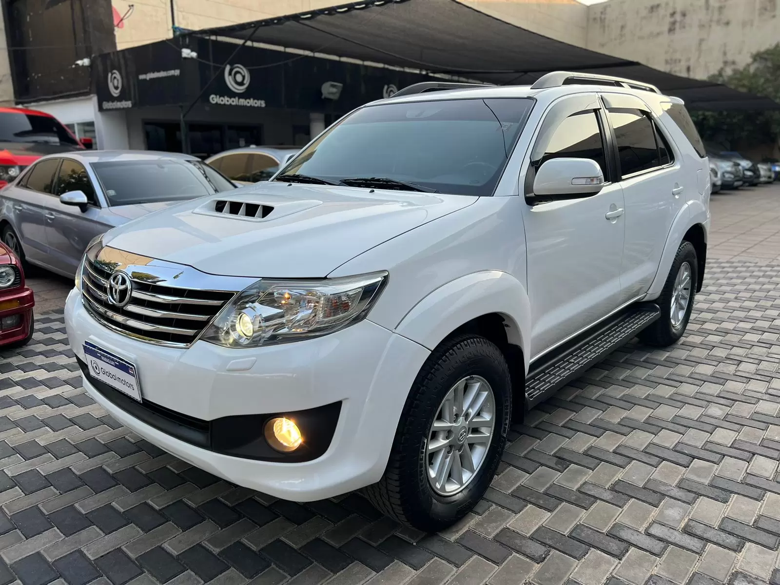 Toyota Fortuner SRV 2015 en Globalmotors: SUV robusto y elegante.