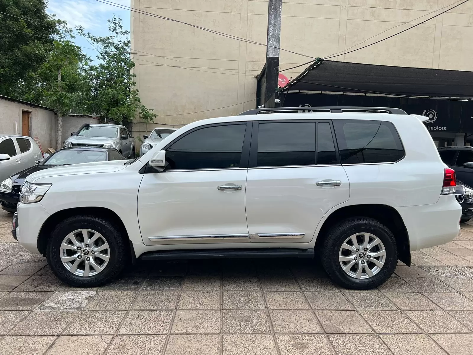 Toyota Land Cruiser VX 2016 - SUV de lujo y potencia. - Imagen 4
