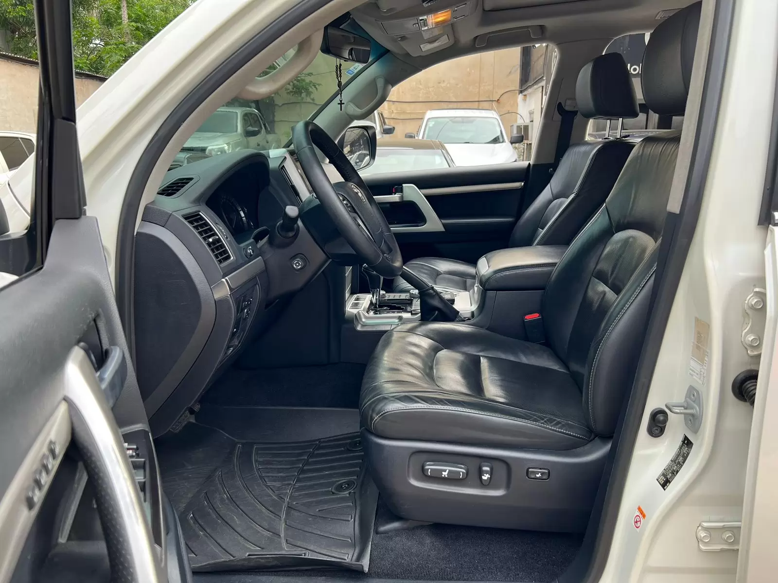 Toyota Land Cruiser VX 2016 - SUV de lujo y potencia. - Imagen 8