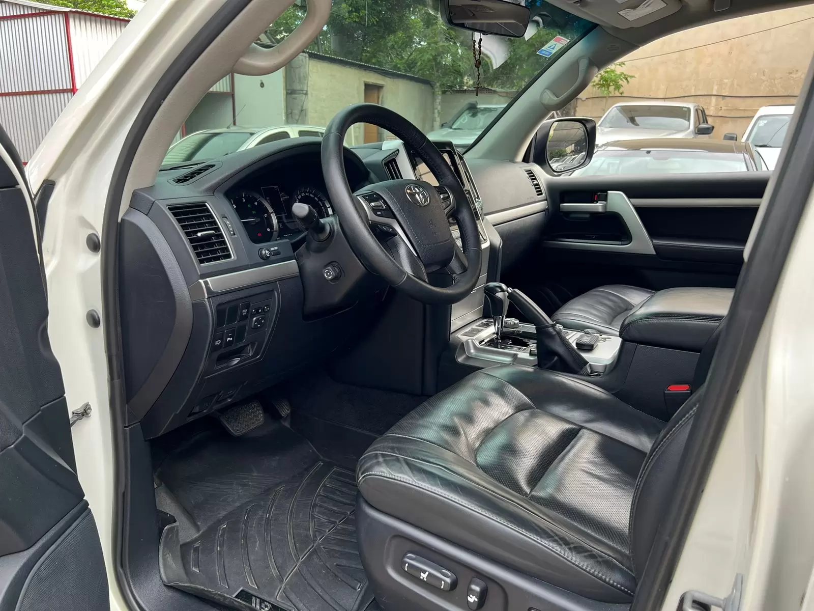 Toyota Land Cruiser VX 2016 - SUV de lujo y potencia. - Imagen 9