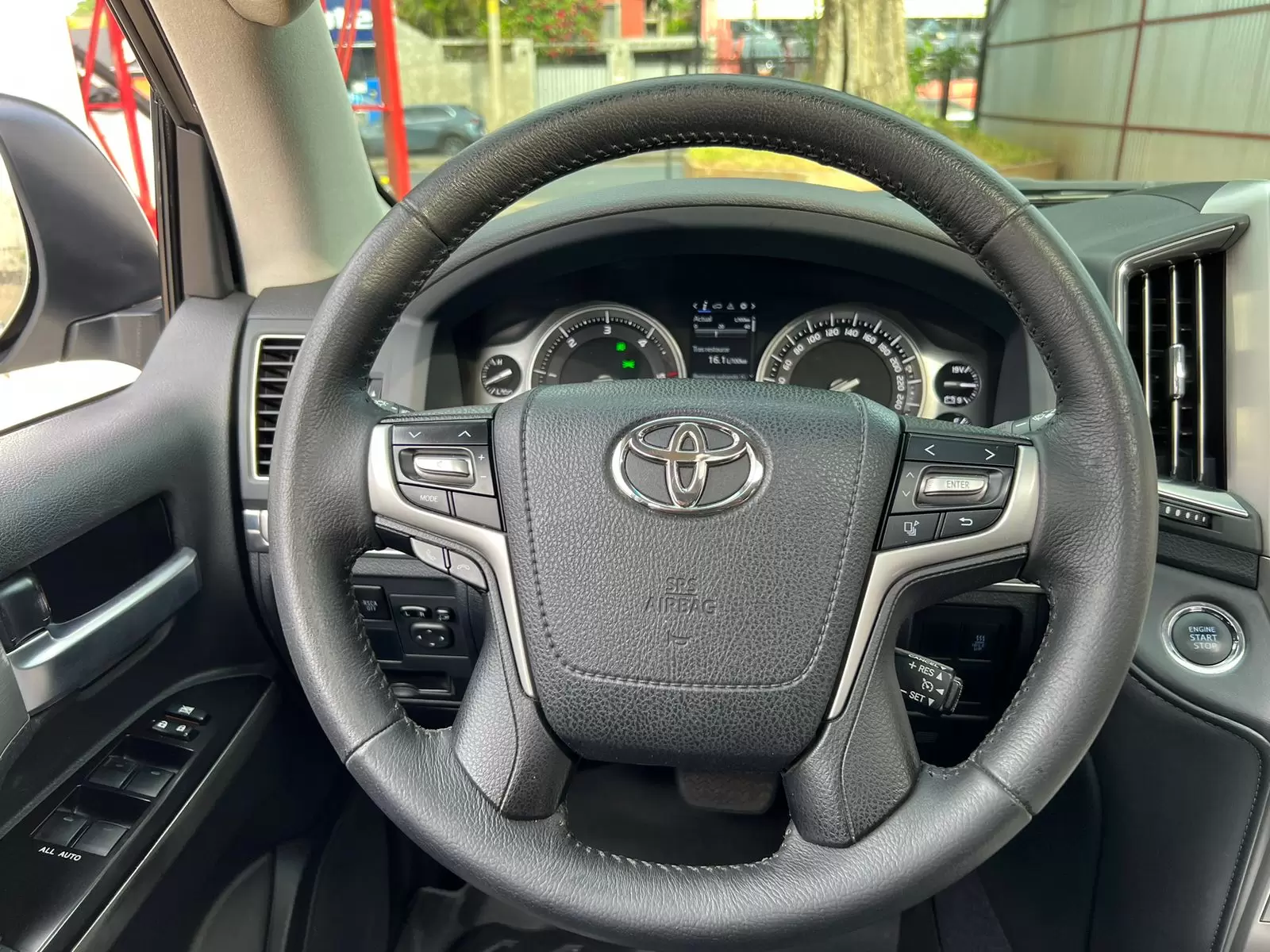 Toyota Land Cruiser VX 2016 - SUV de lujo y potencia. - Imagen 16