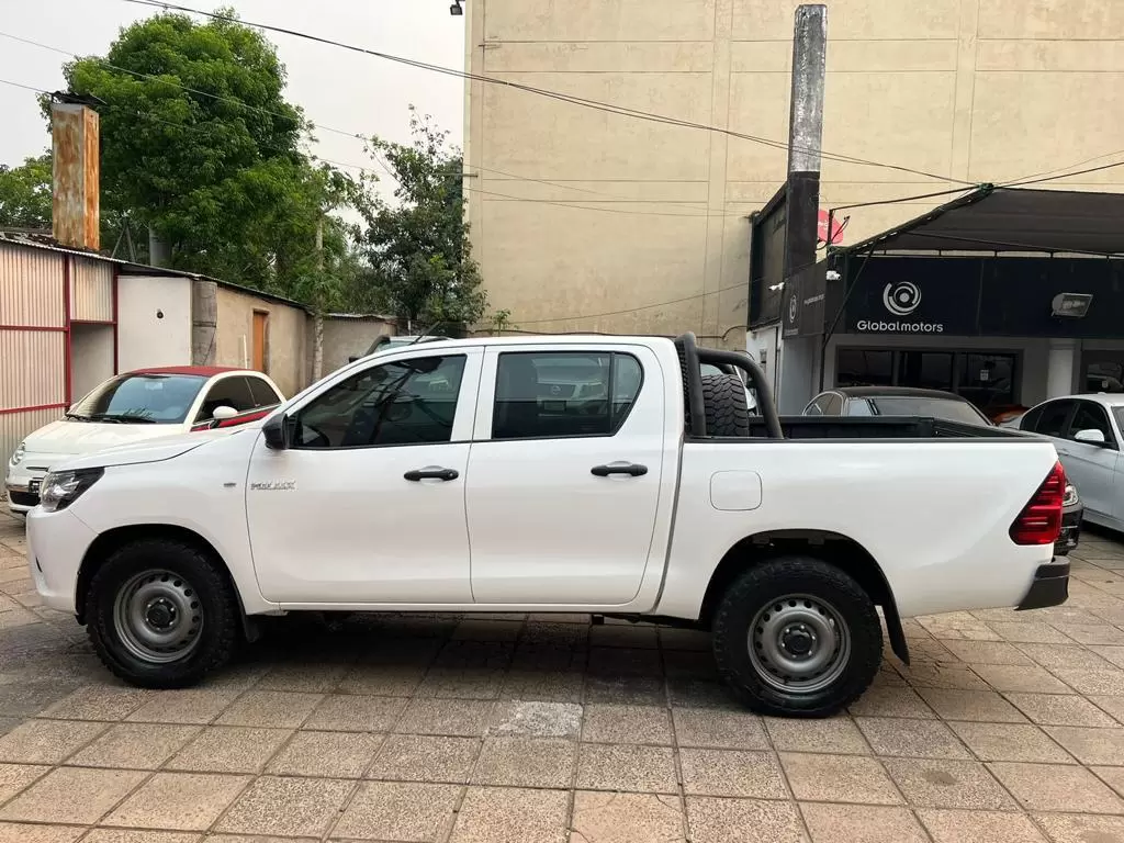Toyota Hilux 4×4 2017 en Globalmotors: Potente y confiable camioneta todoterreno - Imagen 4