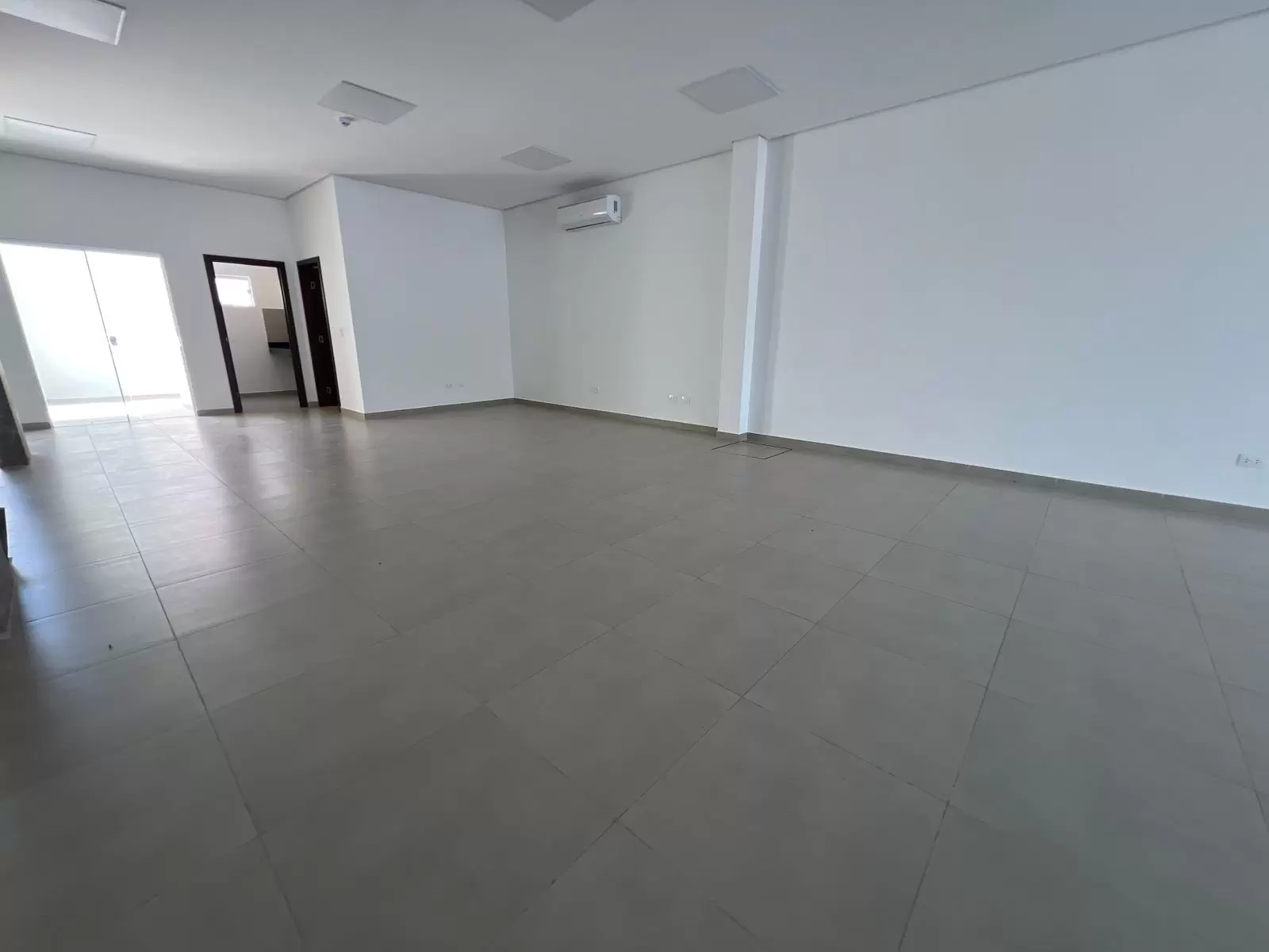 Local Comercial en Alquiler en Asunción, Amplio Showroom y Estacionamiento