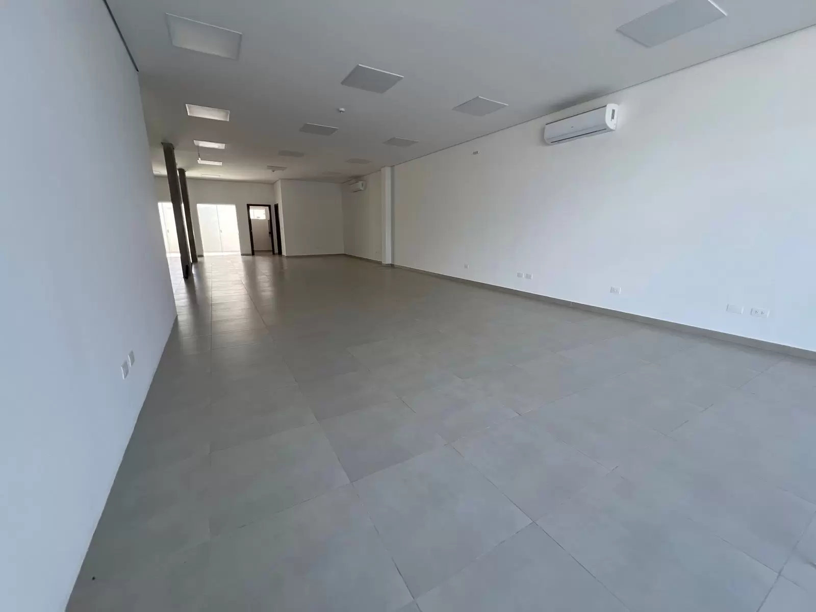 Local Comercial en Alquiler en Asunción, Amplio Showroom y Estacionamiento - Imagen 2