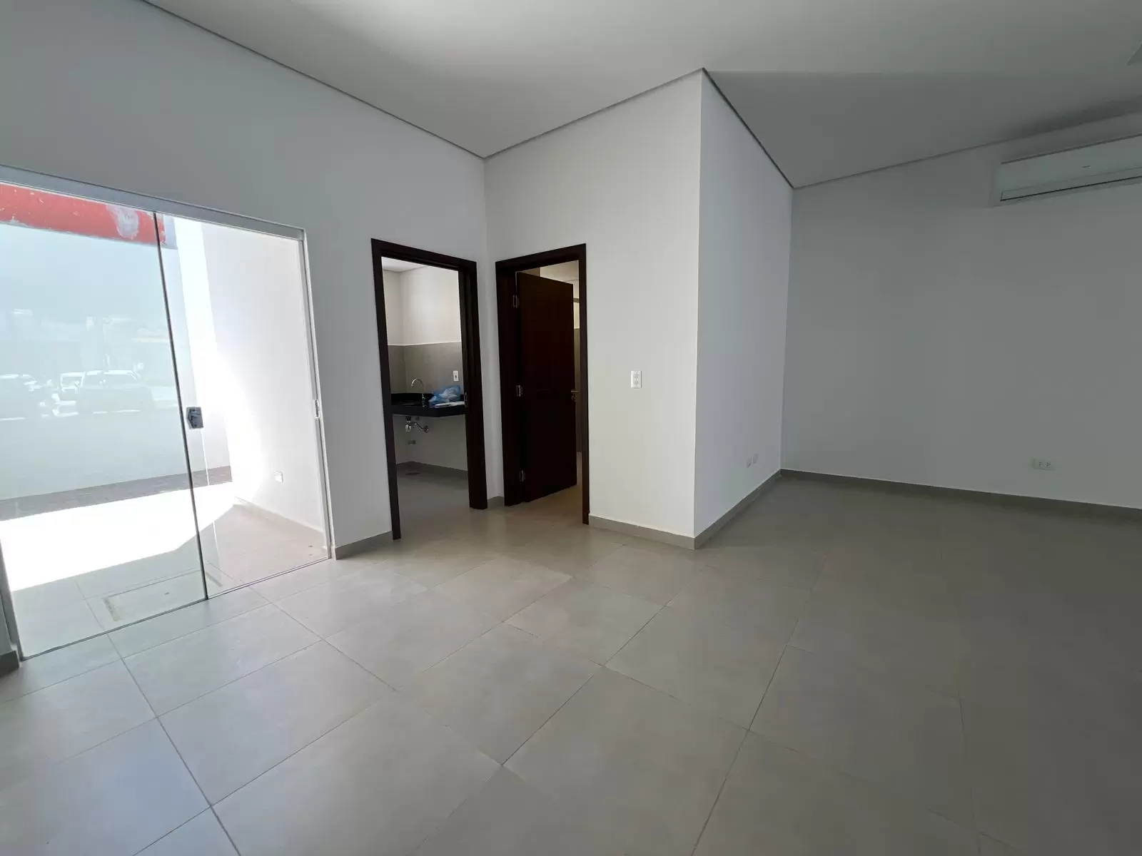 Local Comercial en Alquiler en Asunción, Amplio Showroom y Estacionamiento - Imagen 4