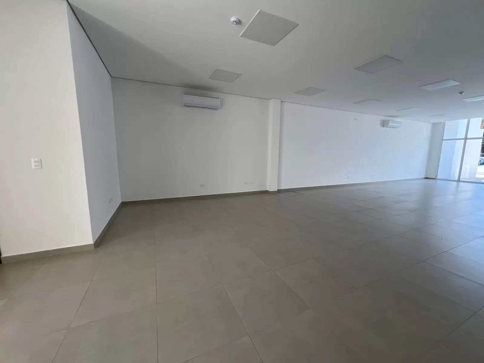 Local Comercial en Alquiler en Asunción, Amplio Showroom y Estacionamiento - Imagen 6