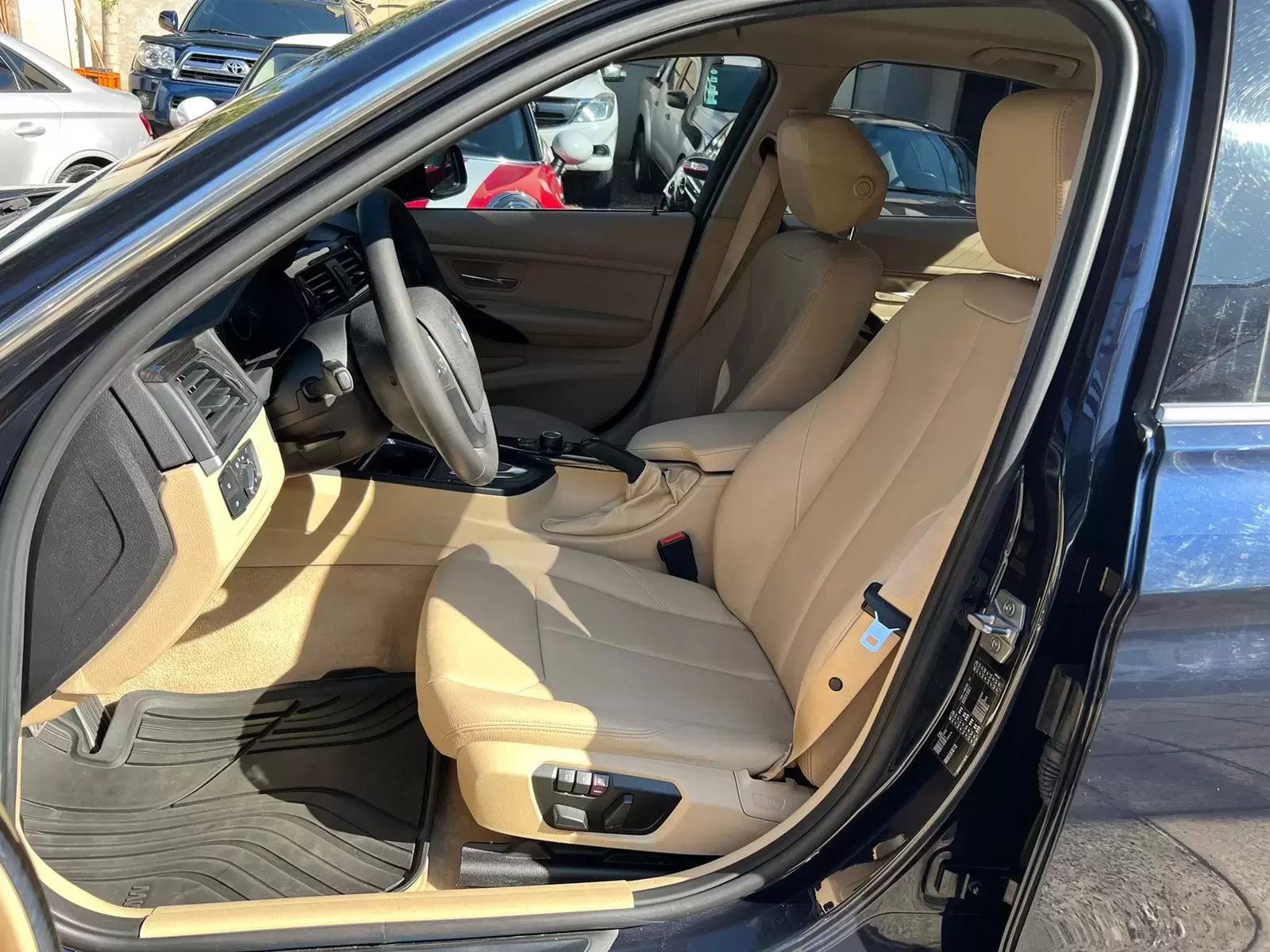 BMW 320i Luxury 2015 en Globalmotors: Lujo, rendimiento y elegancia.