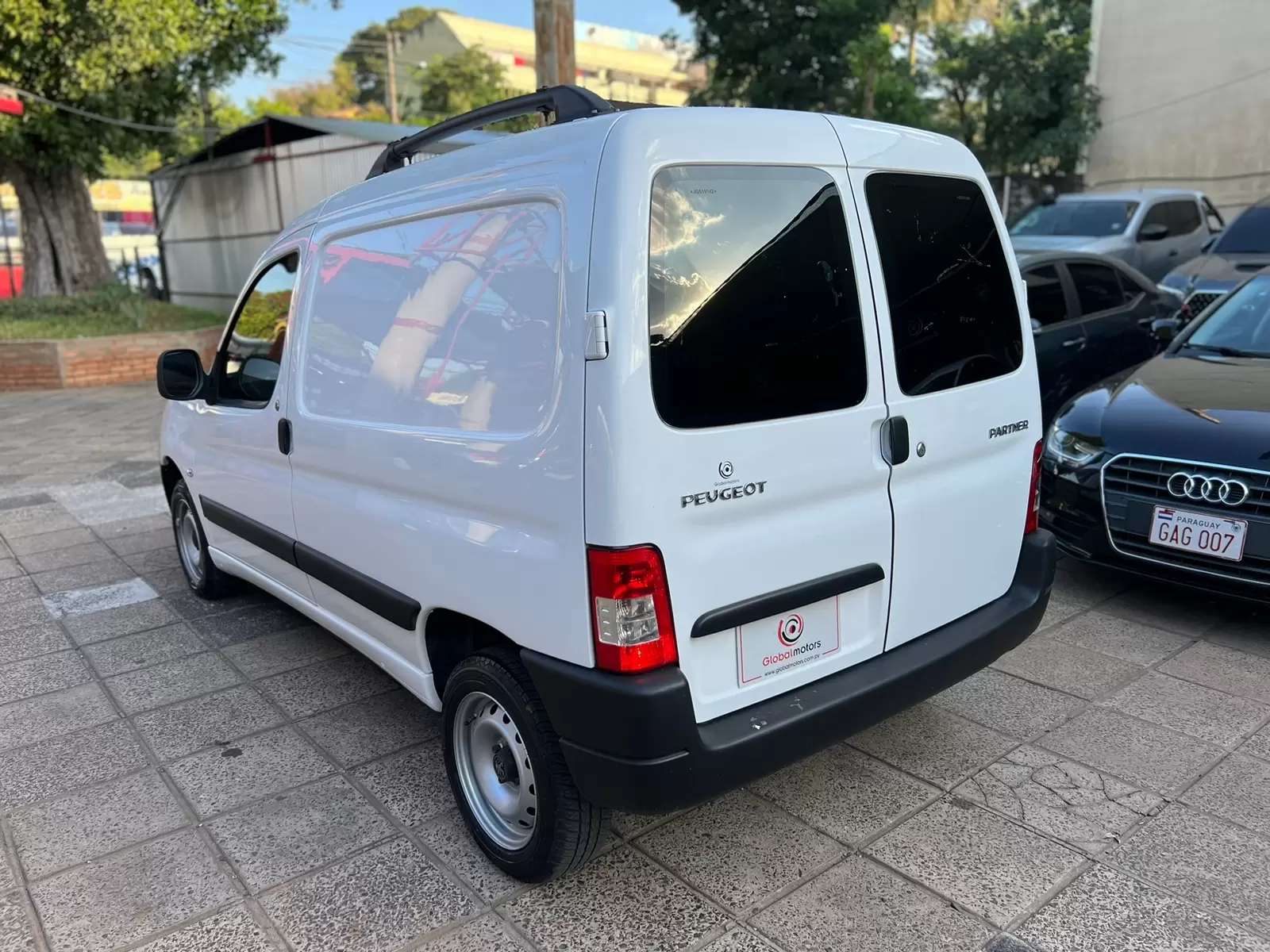 Peugeot Partner 2018 HDI Furgon - Amplio y eficiente.