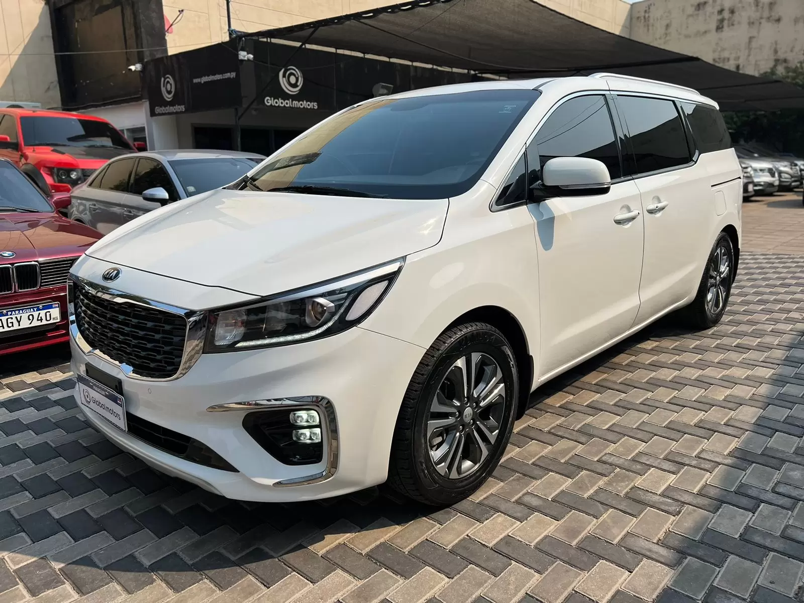 Kia Grand Carnival Limited 2021 en Globalmotors: Espaciosa y elegante minivan.