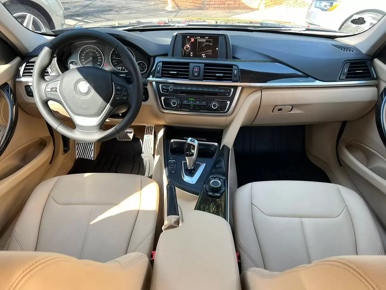 BMW 320i Luxury 2015 en Globalmotors: Lujo, rendimiento y elegancia.