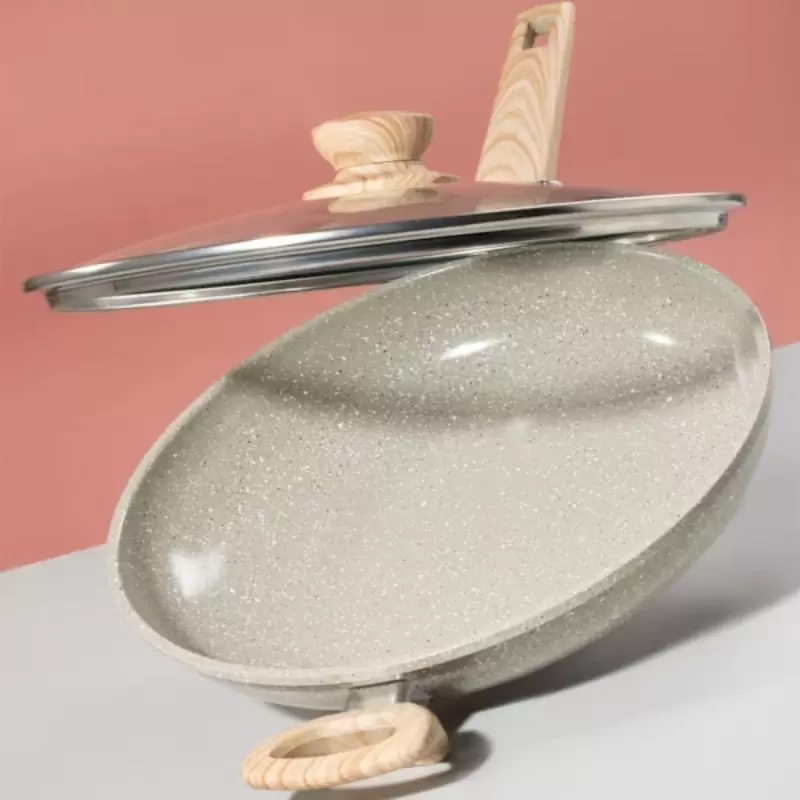 Sartén Oster 5.5L Beige, antiadherente y versátil para cocinar.