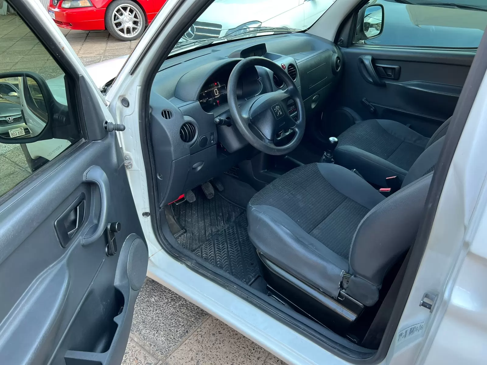 Peugeot Partner 2018 HDI Furgon - Amplio y eficiente.