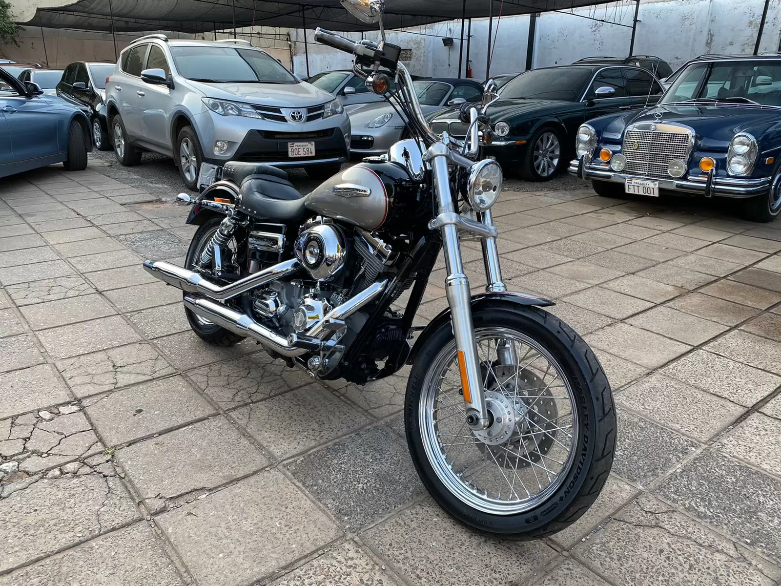 Harley Davidson Dyna Super Glide 2009 en Globalmotors, Asunción, Paraguay.