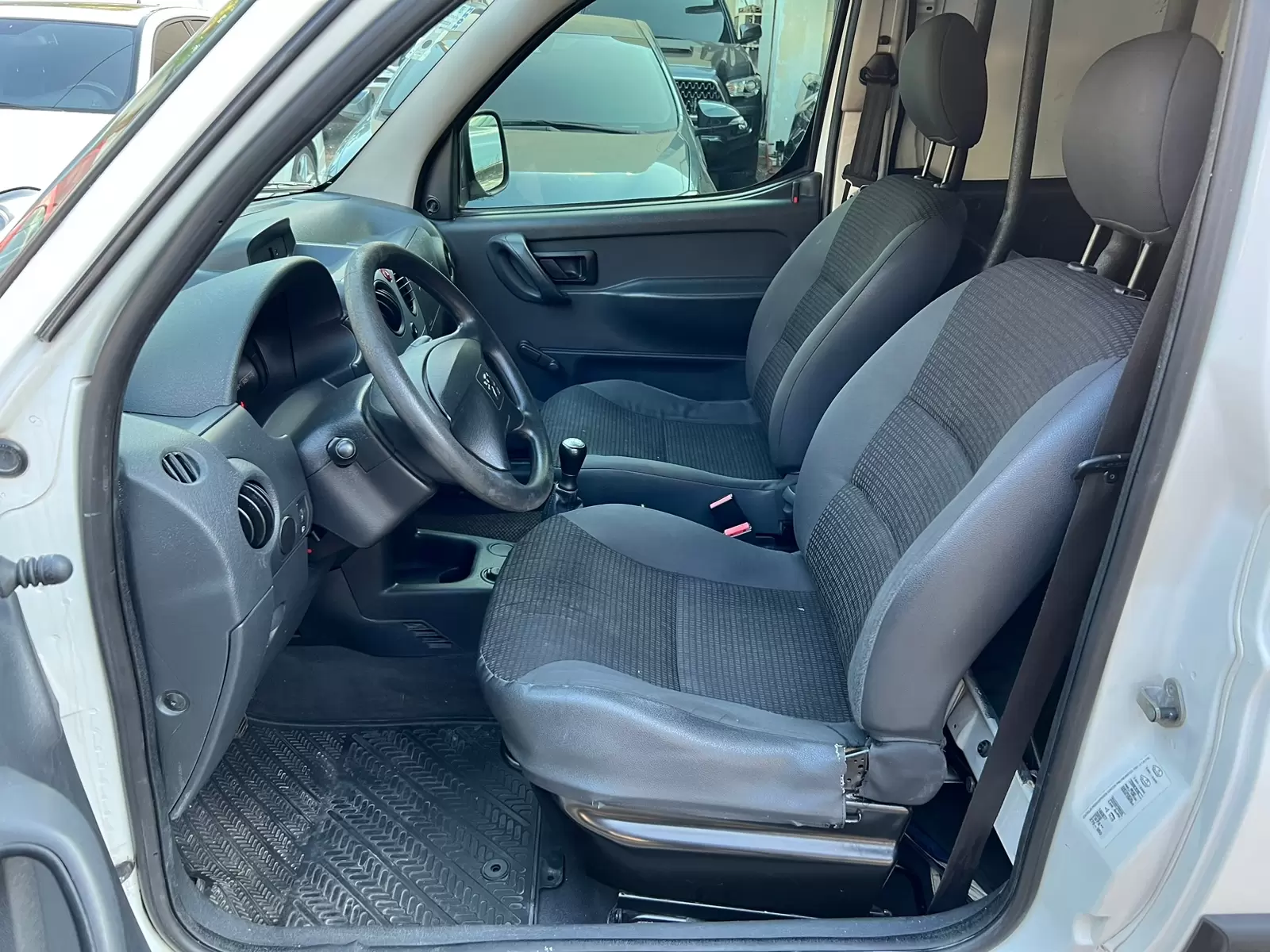 Peugeot Partner 2018 HDI Furgon - Amplio y eficiente.