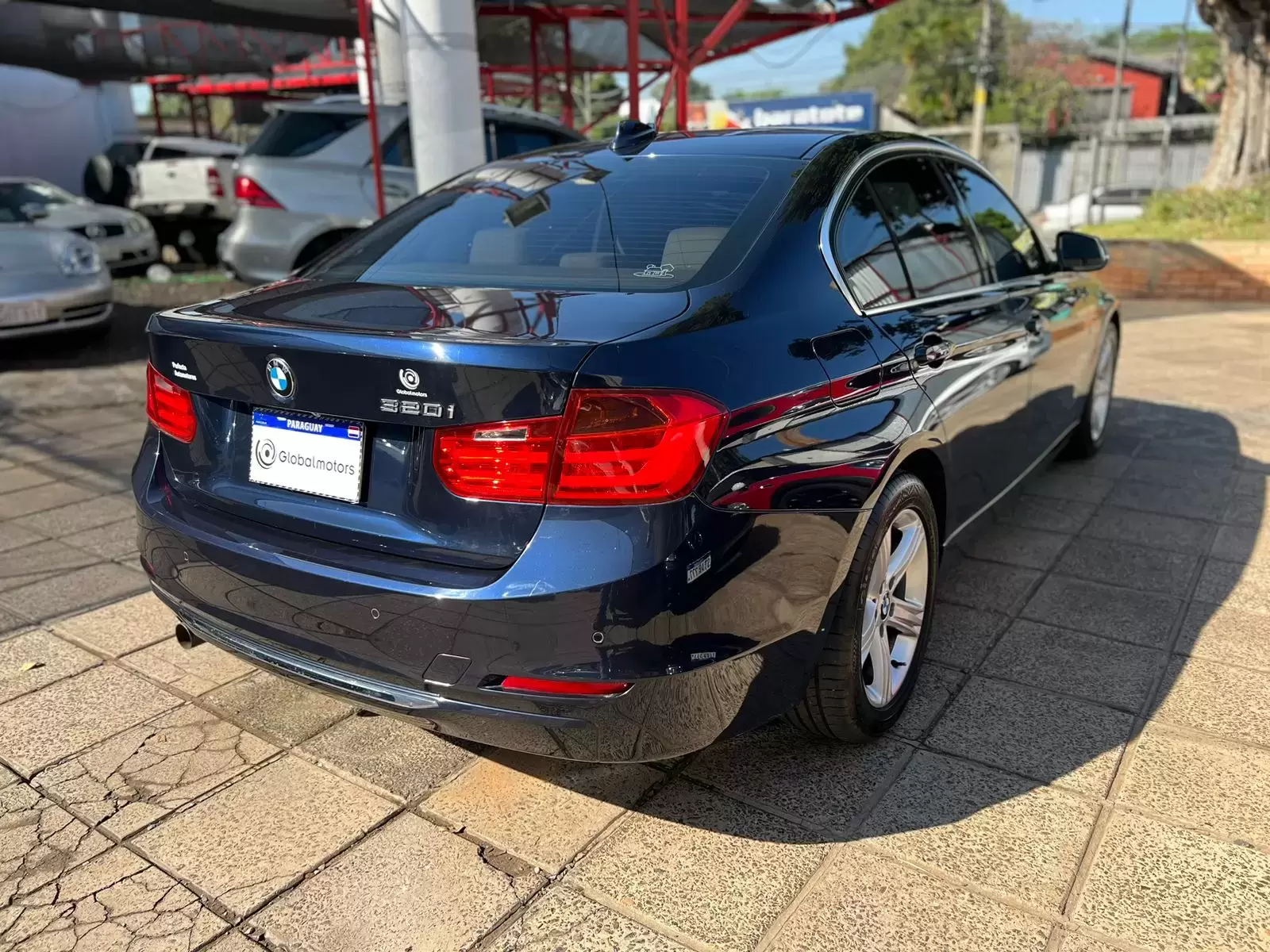 BMW 320i Luxury 2015 en Globalmotors: Lujo, rendimiento y elegancia.