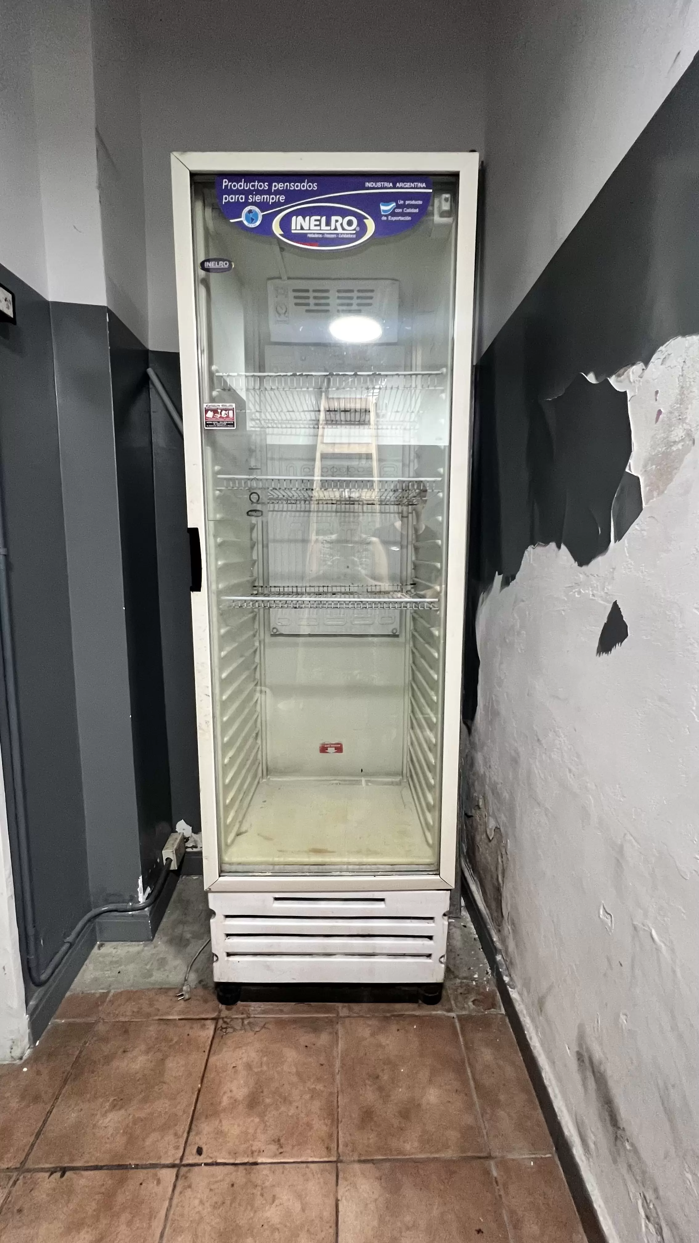 Heladera Vertical Inelro con Puerta de Vidrio - Usada