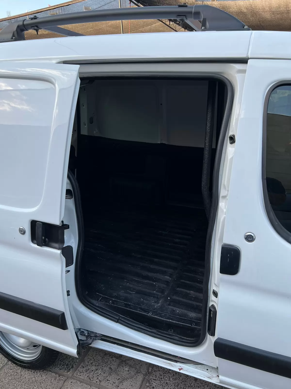 Peugeot Partner 2018 HDI Furgon - Amplio y eficiente.