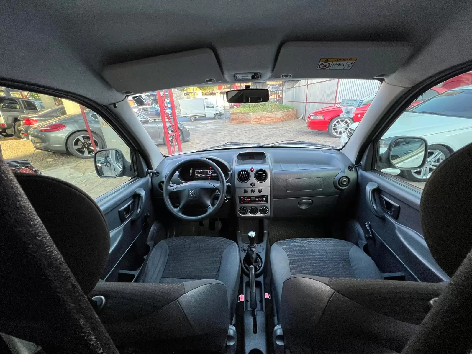 Peugeot Partner 2018 HDI Furgon - Amplio y eficiente.