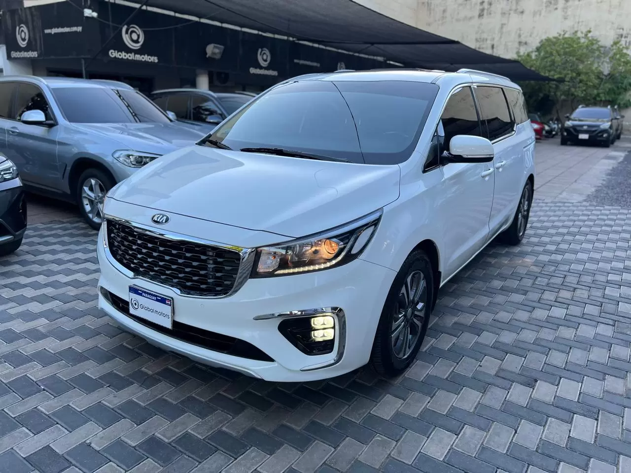 Kia Carnival Limited 2019 en Globalmotors: Elegante minivan con tecnología avanzada.