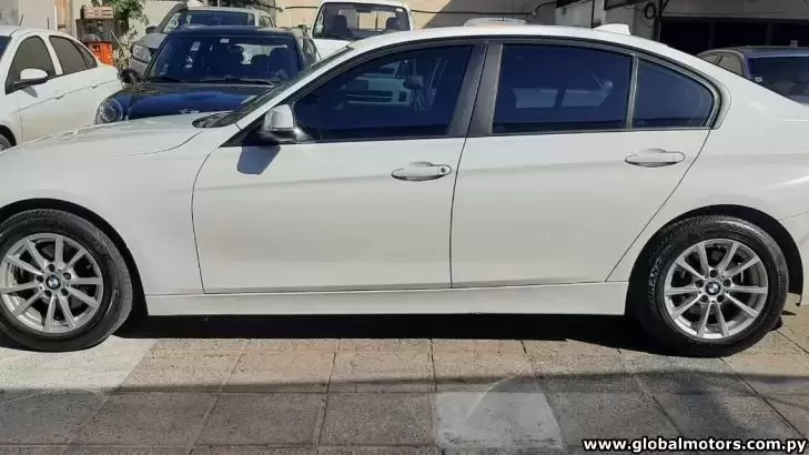 BMW 320i 2013 en Globalmotors: Potente y eficiente sedán alemán.