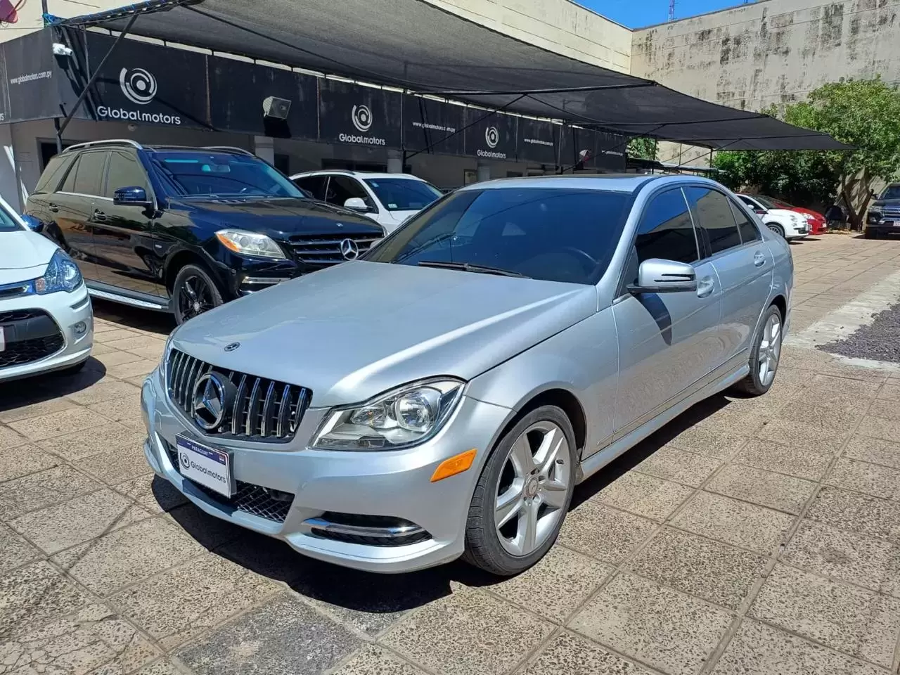 Mercedes Benz C300 (Frente 2012) 2011 en Globalmotors: Elegancia y rendimiento.