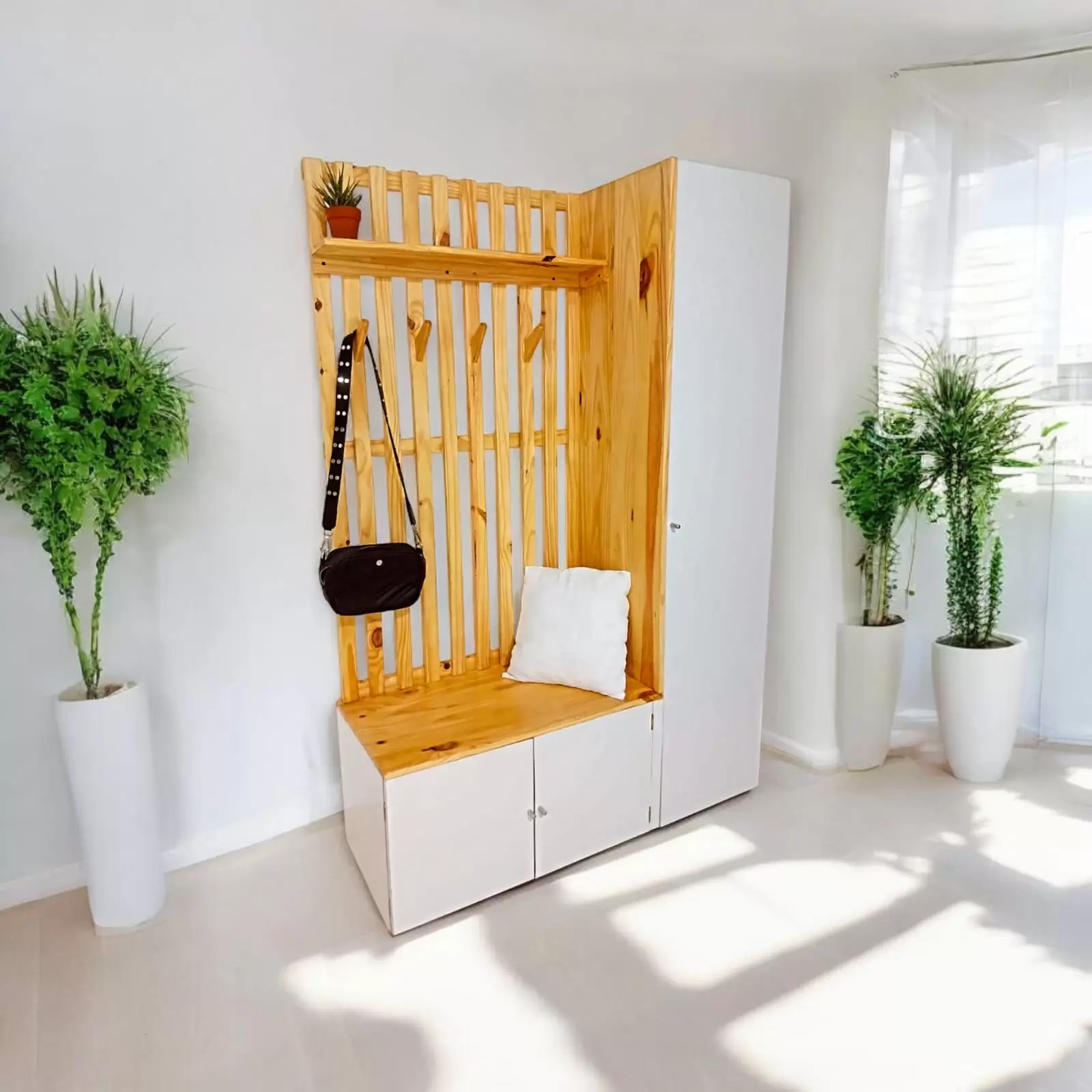 Recibidor de melamina y pino, muebles funcionales para tu hogar