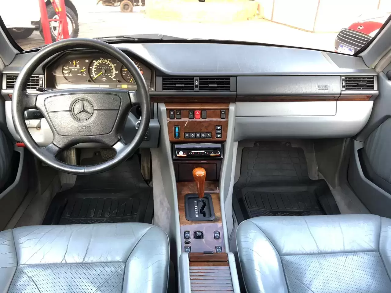 Mercedes Benz E320 Coupe 1994 en Globalmotors: Lujo y potencia.