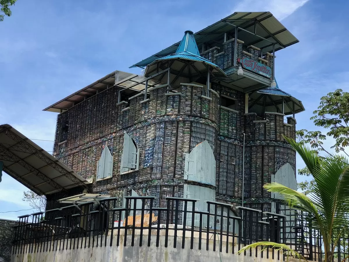 Un Castillo de Desechos: La Construcción Récord Hecha con 40,000 Botellas Plásticas