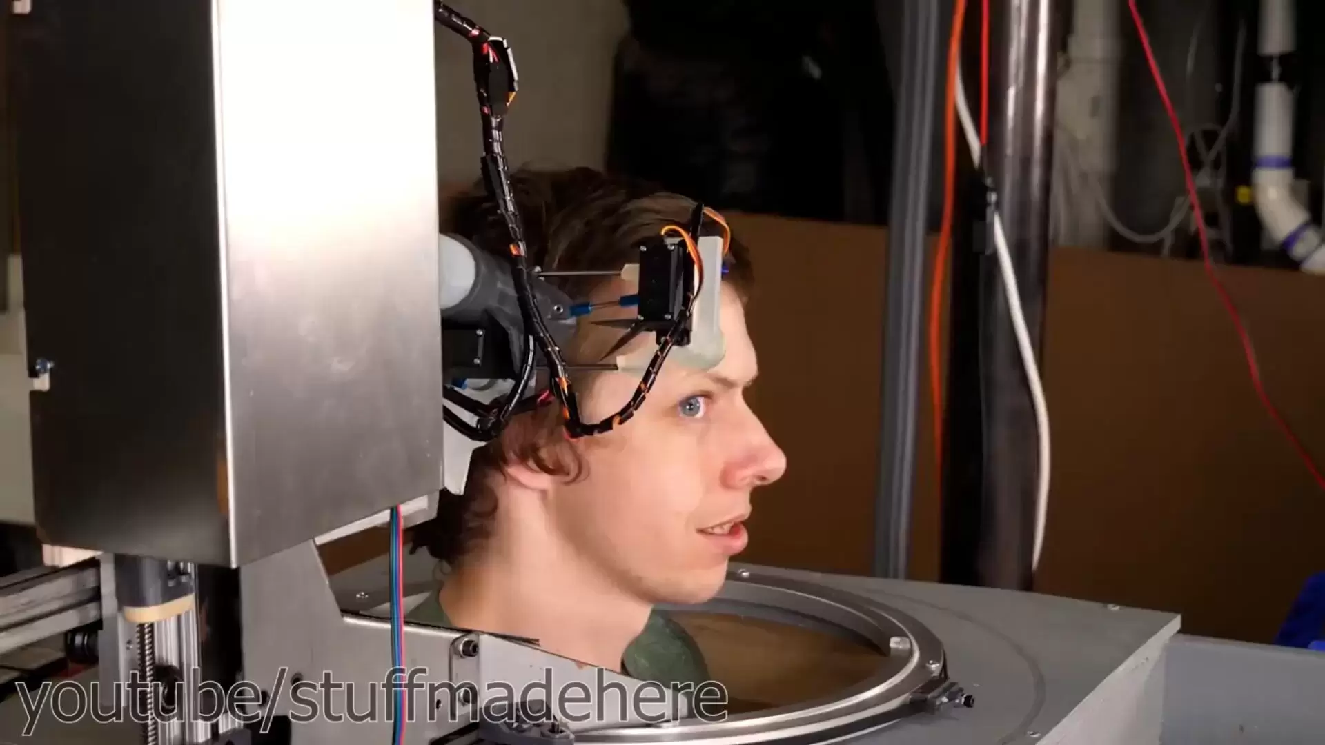 Inventó un robot peluquero para evitar a los estilistas humanos