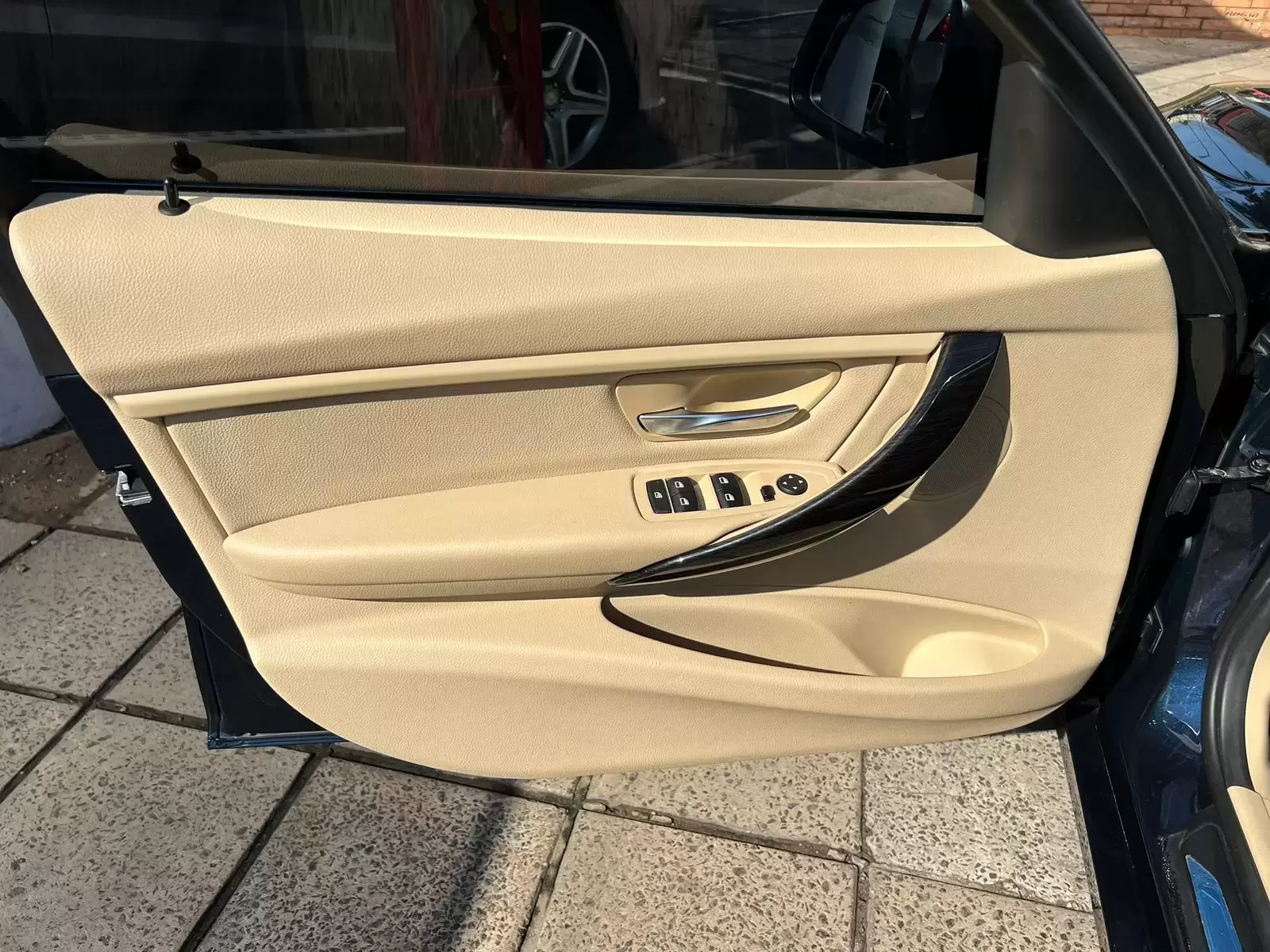 BMW 320i Luxury 2015 en Globalmotors: Lujo, rendimiento y elegancia.