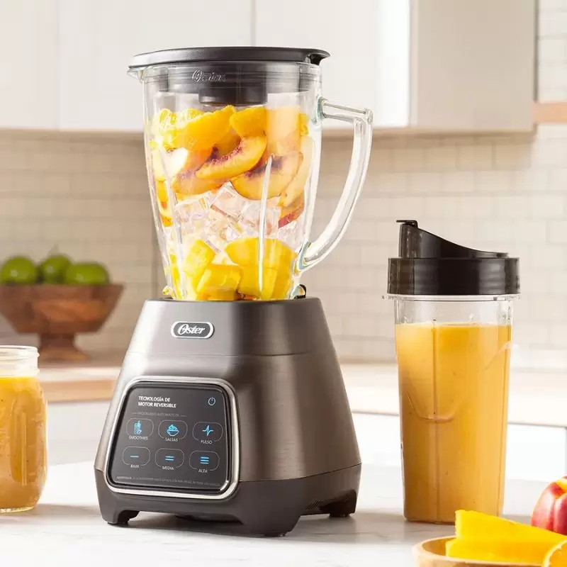 Licuadora Oster® con tecnología reversible y vaso Blend-N-Go