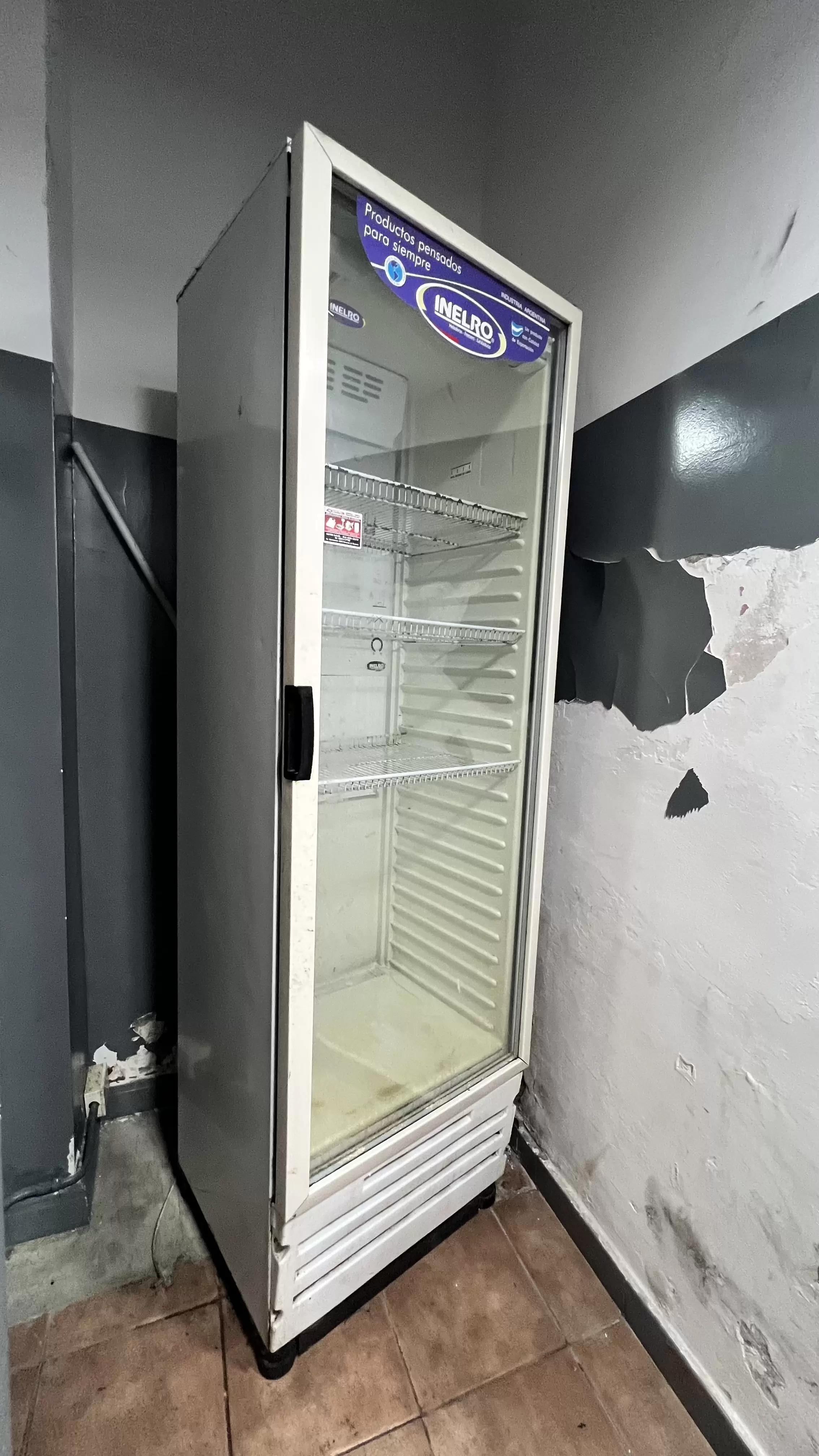 Heladera Vertical Inelro con Puerta de Vidrio - Usada