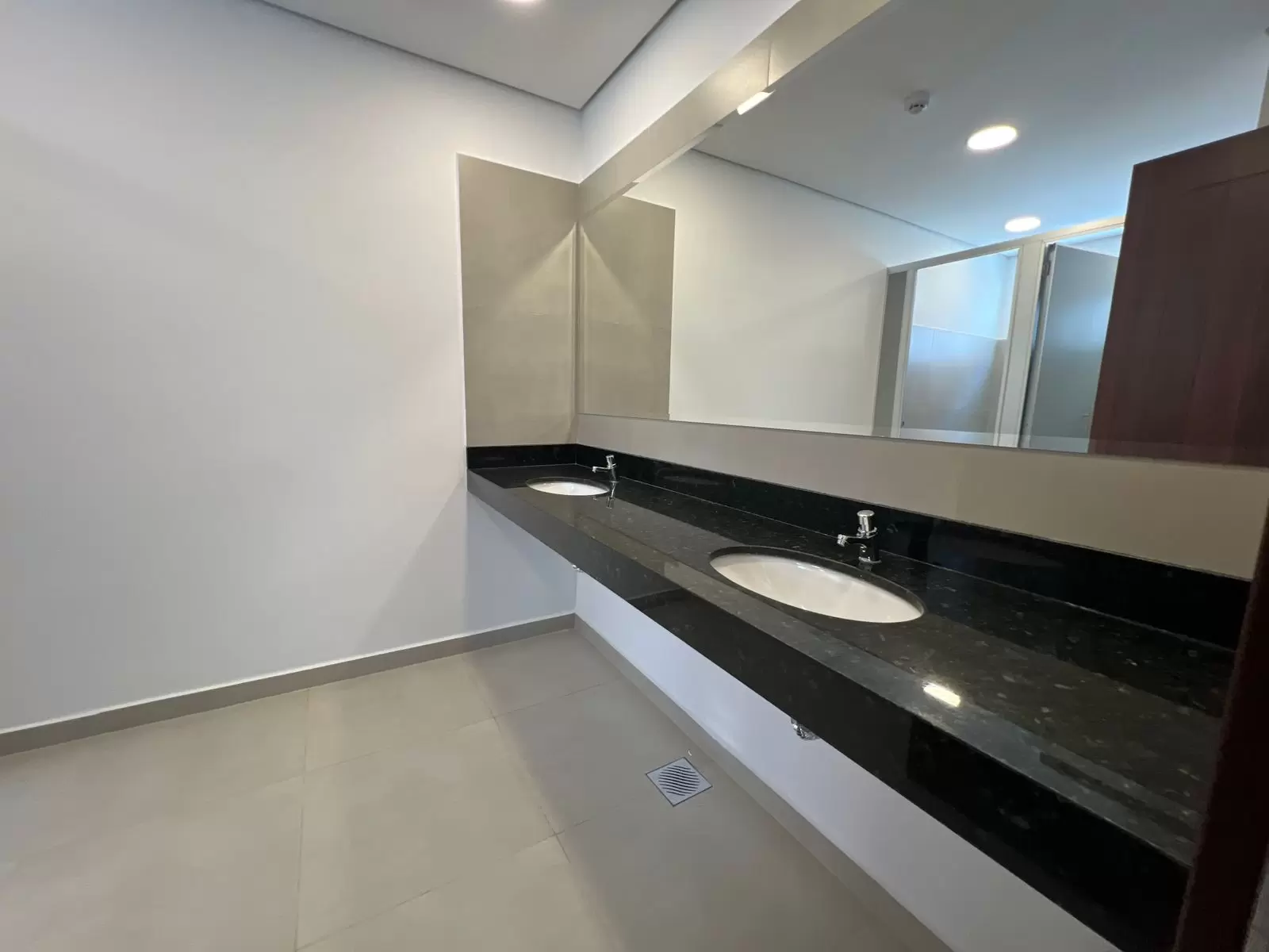 Local Comercial en Alquiler en Asunción, Amplio Showroom y Estacionamiento