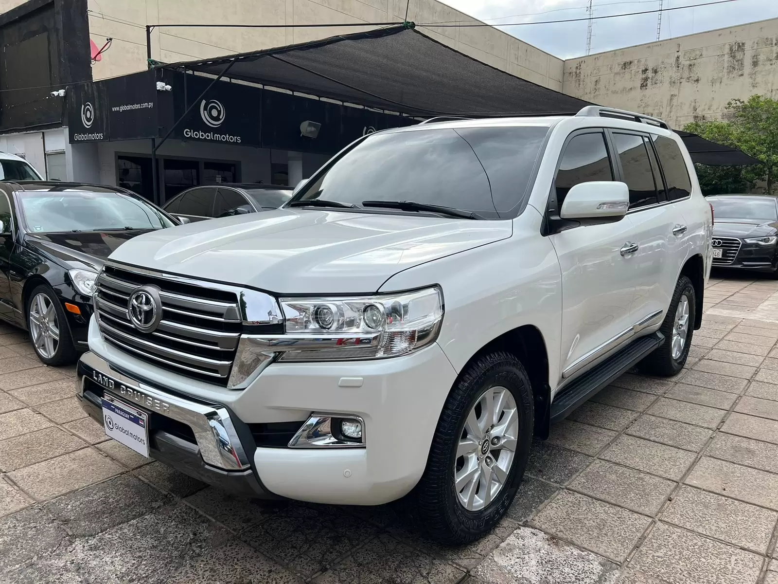 Toyota Land Cruiser VX 2016 - SUV de lujo y potencia.