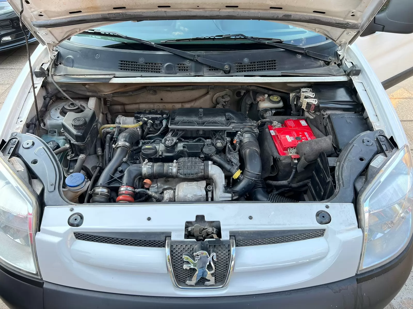 Peugeot Partner 2018 HDI Furgon - Amplio y eficiente.