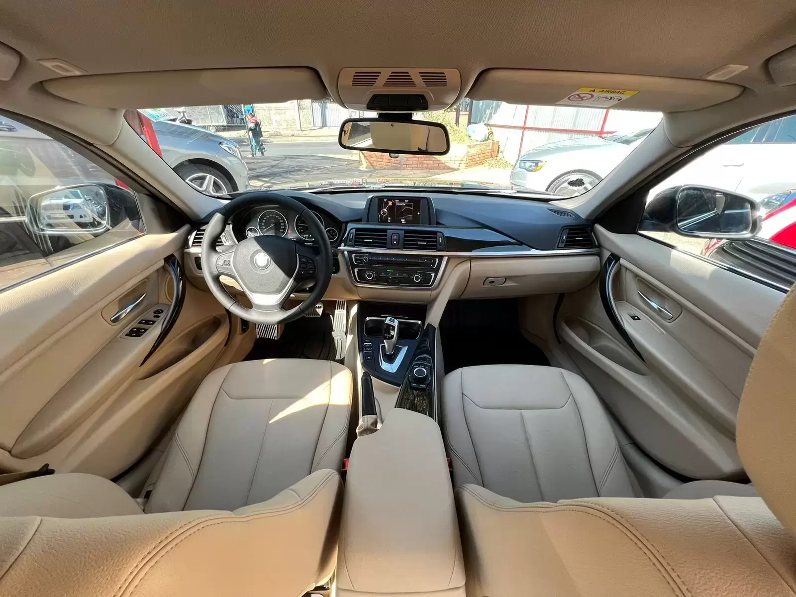 BMW 320i Luxury 2015 en Globalmotors: Lujo, rendimiento y elegancia.