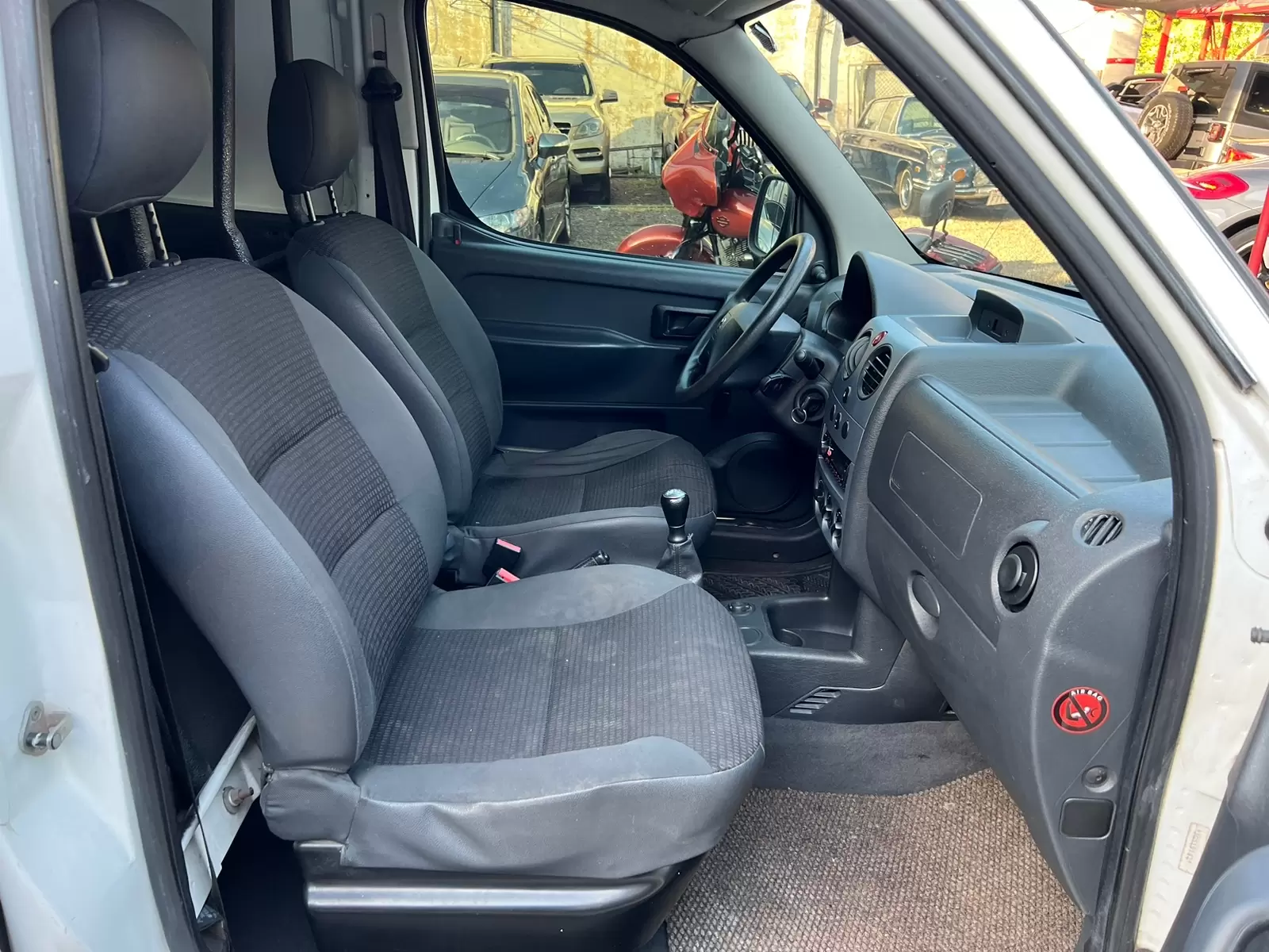 Peugeot Partner 2018 HDI Furgon - Amplio y eficiente.