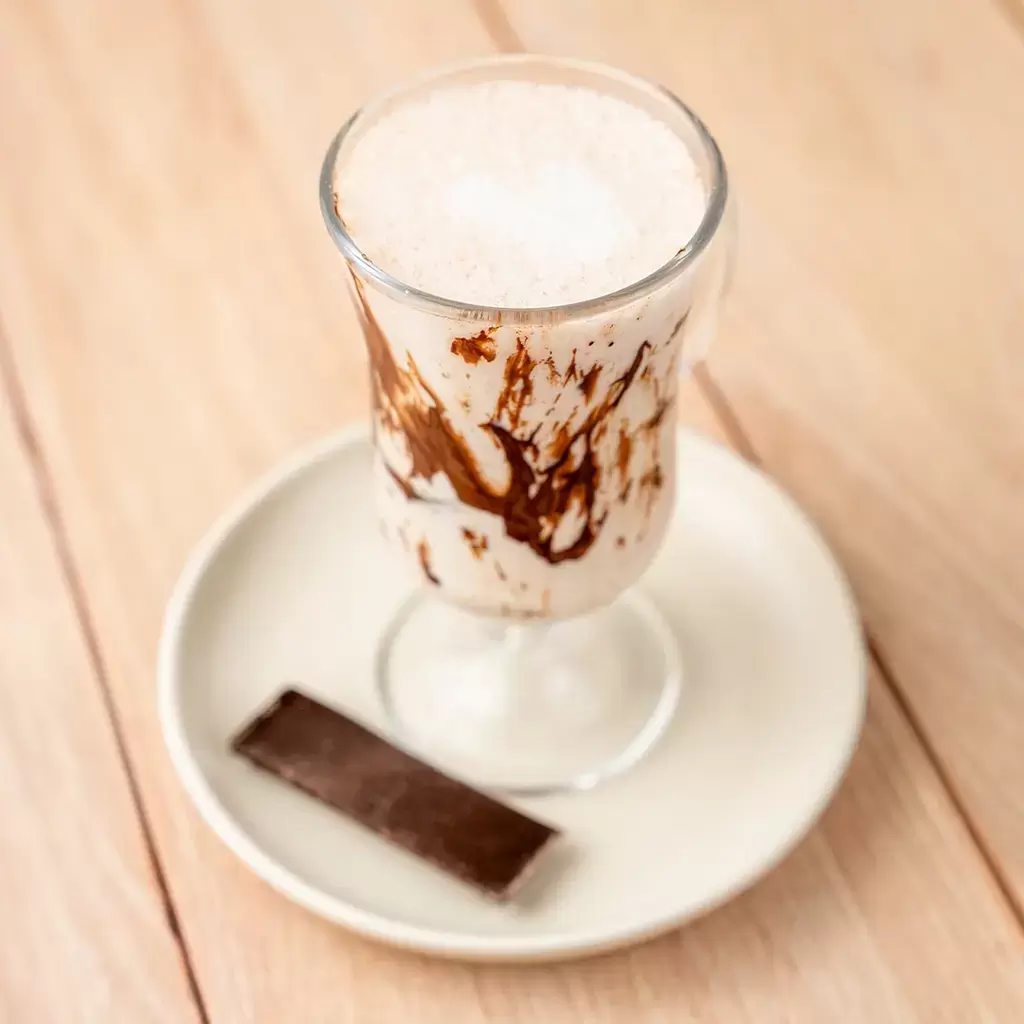 Submarino de Leche Caliente con Barrita de Chocolate, Delivery en Asunción