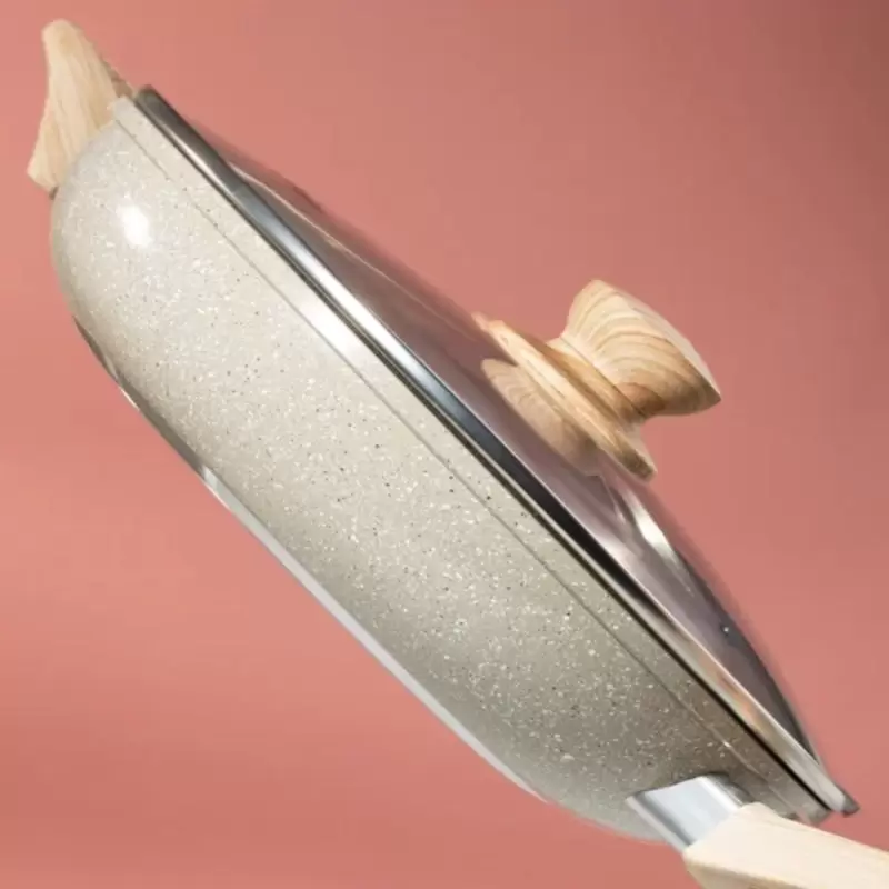 Sartén Oster 5.5L Beige, antiadherente y versátil para cocinar.