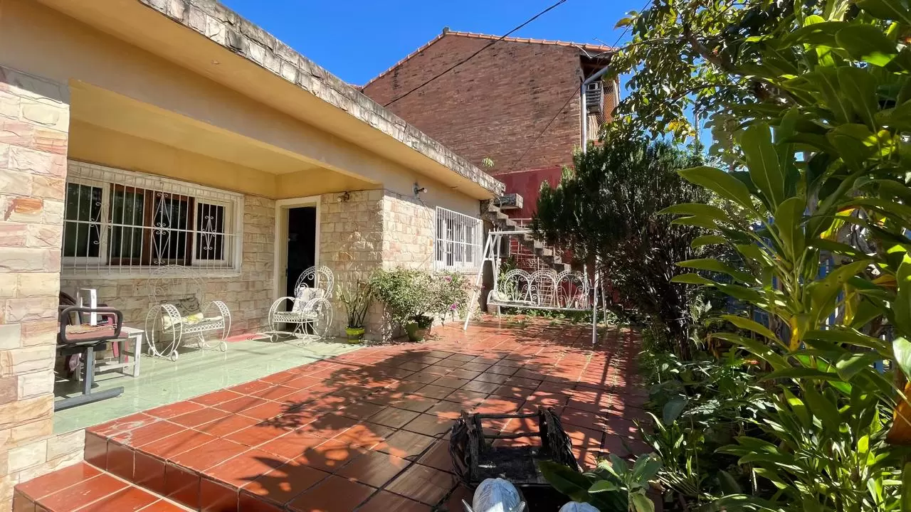 Casa 407 mts² en esquina con jardín y quincho - Asunción