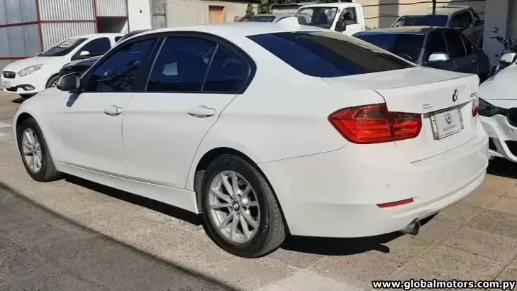 BMW 320i 2013 en Globalmotors: Potente y eficiente sedán alemán.