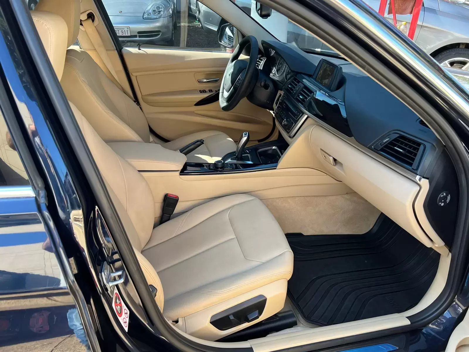 BMW 320i Luxury 2015 en Globalmotors: Lujo, rendimiento y elegancia.