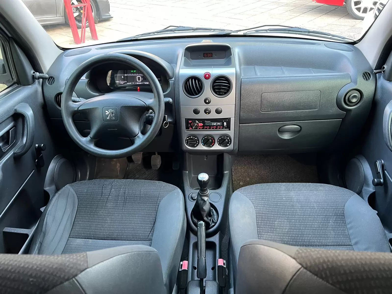 Peugeot Partner 2018 HDI Furgon - Amplio y eficiente.